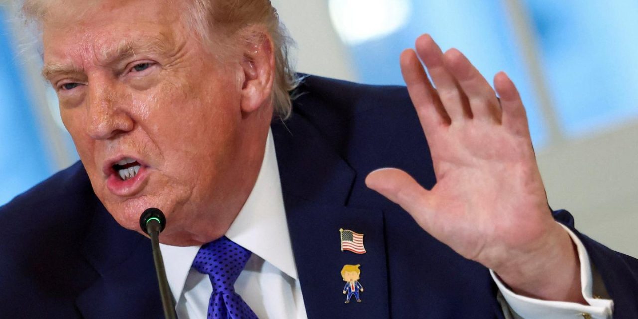 trump menace d'imposer des tarifs sur le pétrole destiné à cuba, exerçant une pression accrue sur le mexique dans le cadre des tensions commerciales.