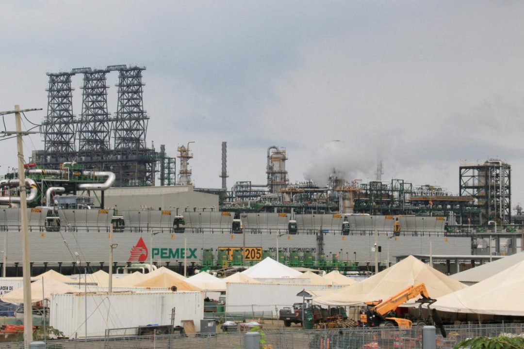 le mexique explore des solutions pour approvisionner cuba en carburant sans être soumis aux tarifs américains, afin de renforcer la coopération énergétique entre les deux pays.