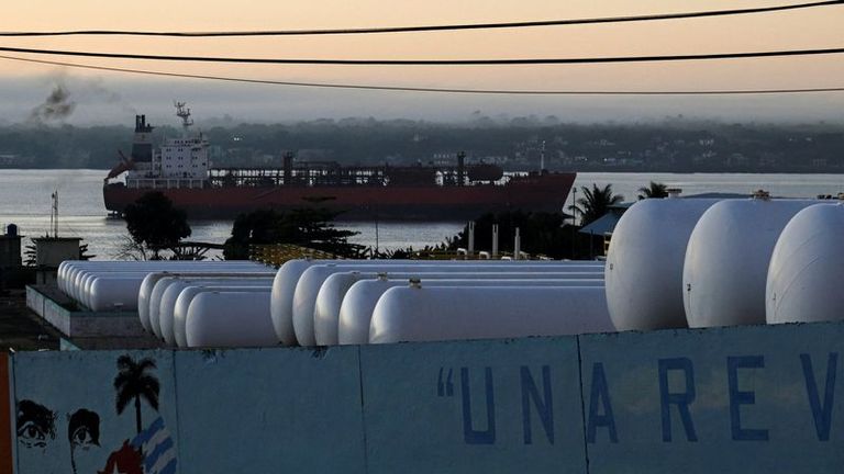 découvrez comment trump utilise le pétrole mexicain comme levier de pression sur cuba, explorant les implications économiques et géopolitiques de cette stratégie.